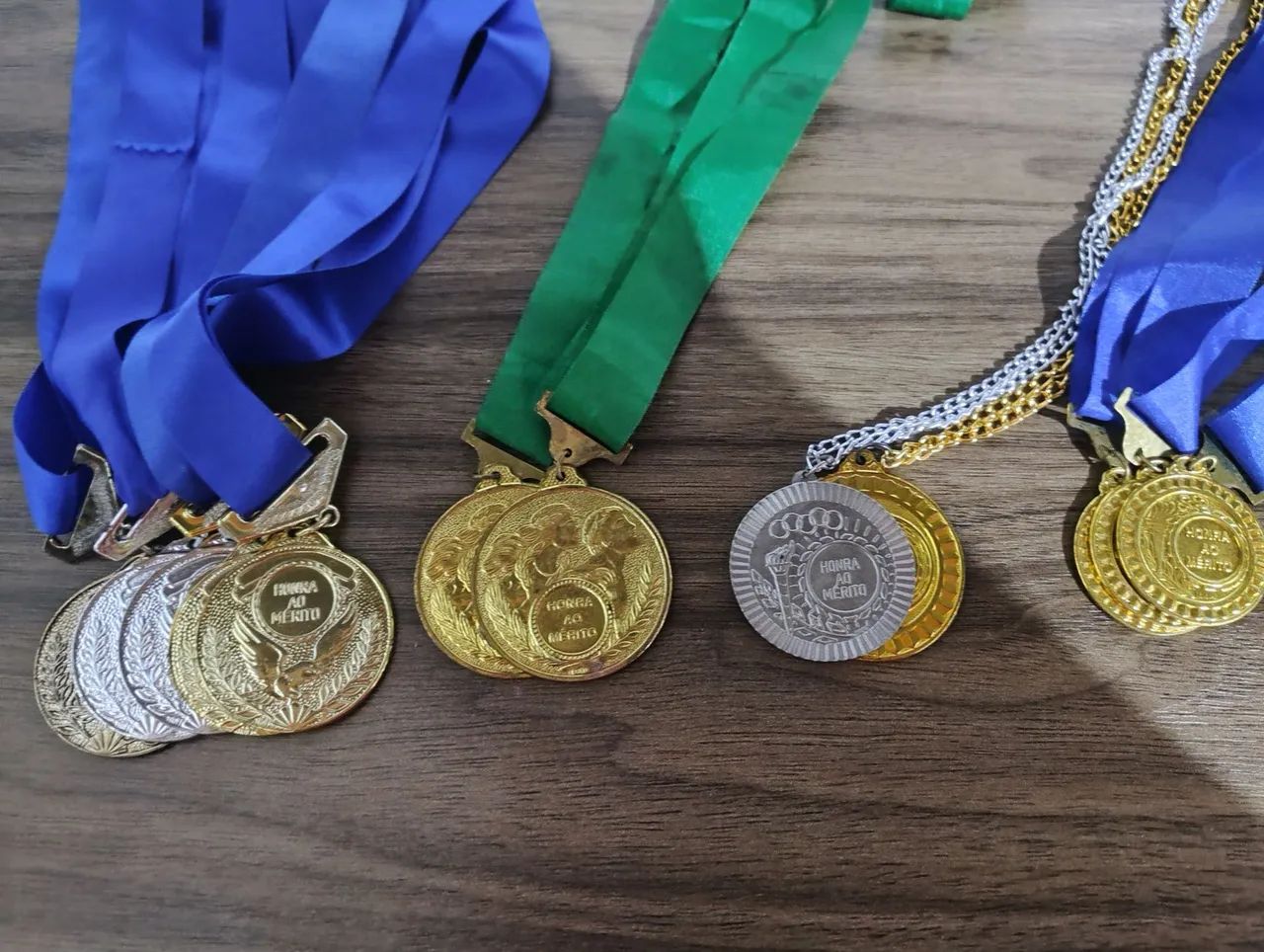 Lote de medalhas Honra ao Mérito Ouro e Prata, Bronze 