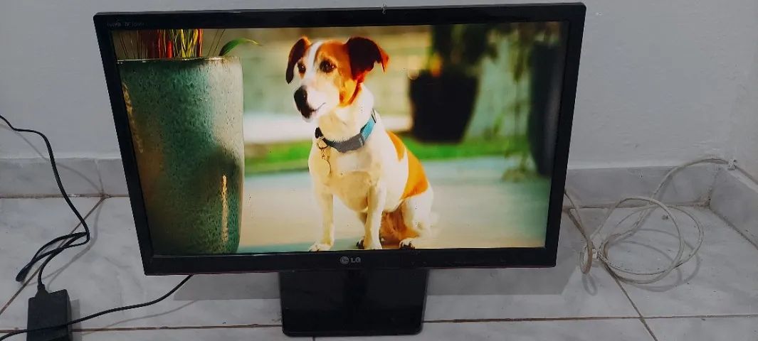 Tv LG 22 polegadas funcionando com manchas na tela. NÃO É SMART - Foto 2