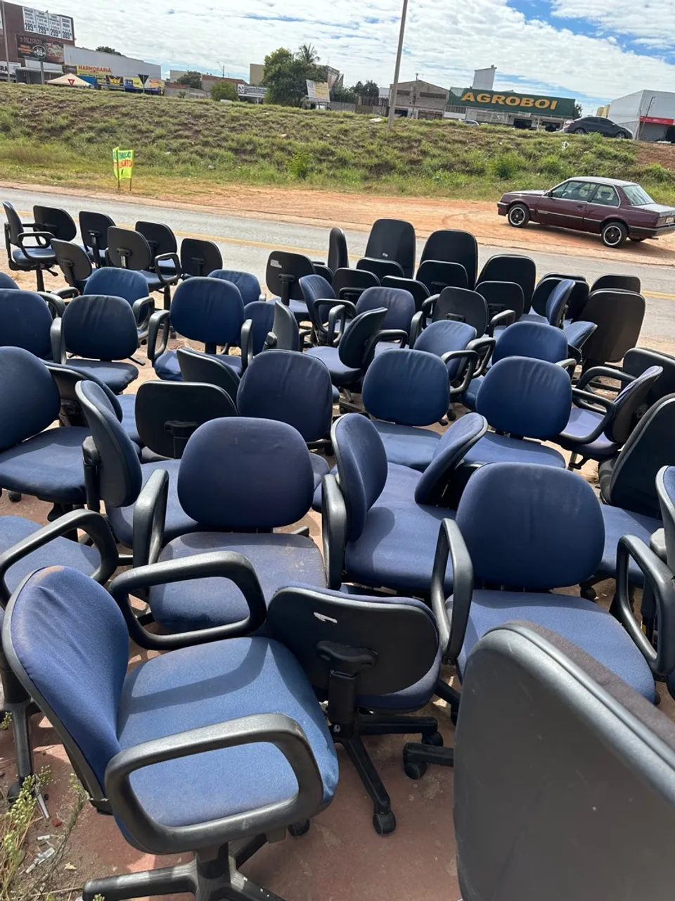 Lote de cadeiras de escritório azul com rodinhas