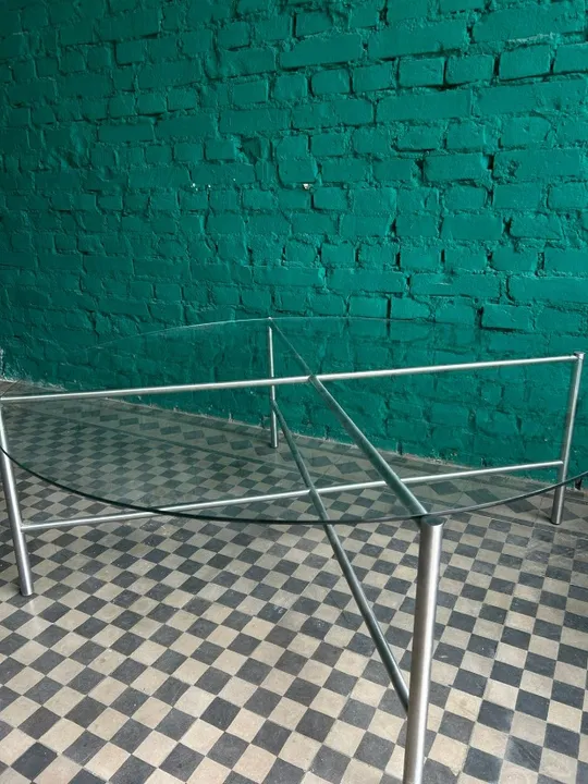 Mesa com pés de inox escovado e tampa de vidro