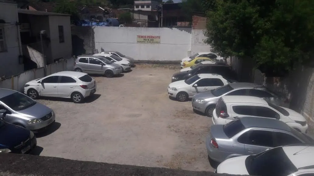 estacionamento com 03 lojas