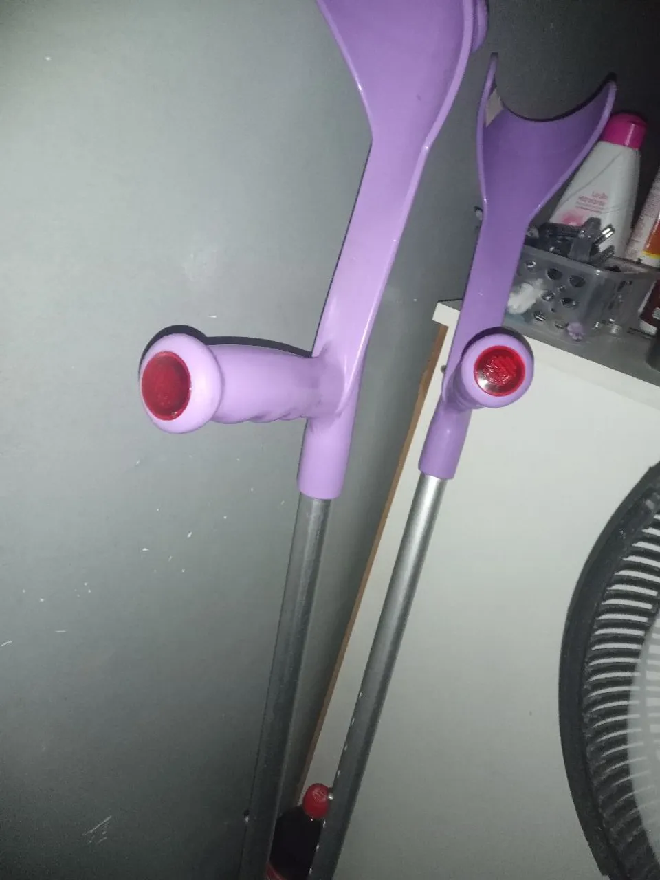 VENDO BOTA ROBOFOOT E PAR DE MULETAS