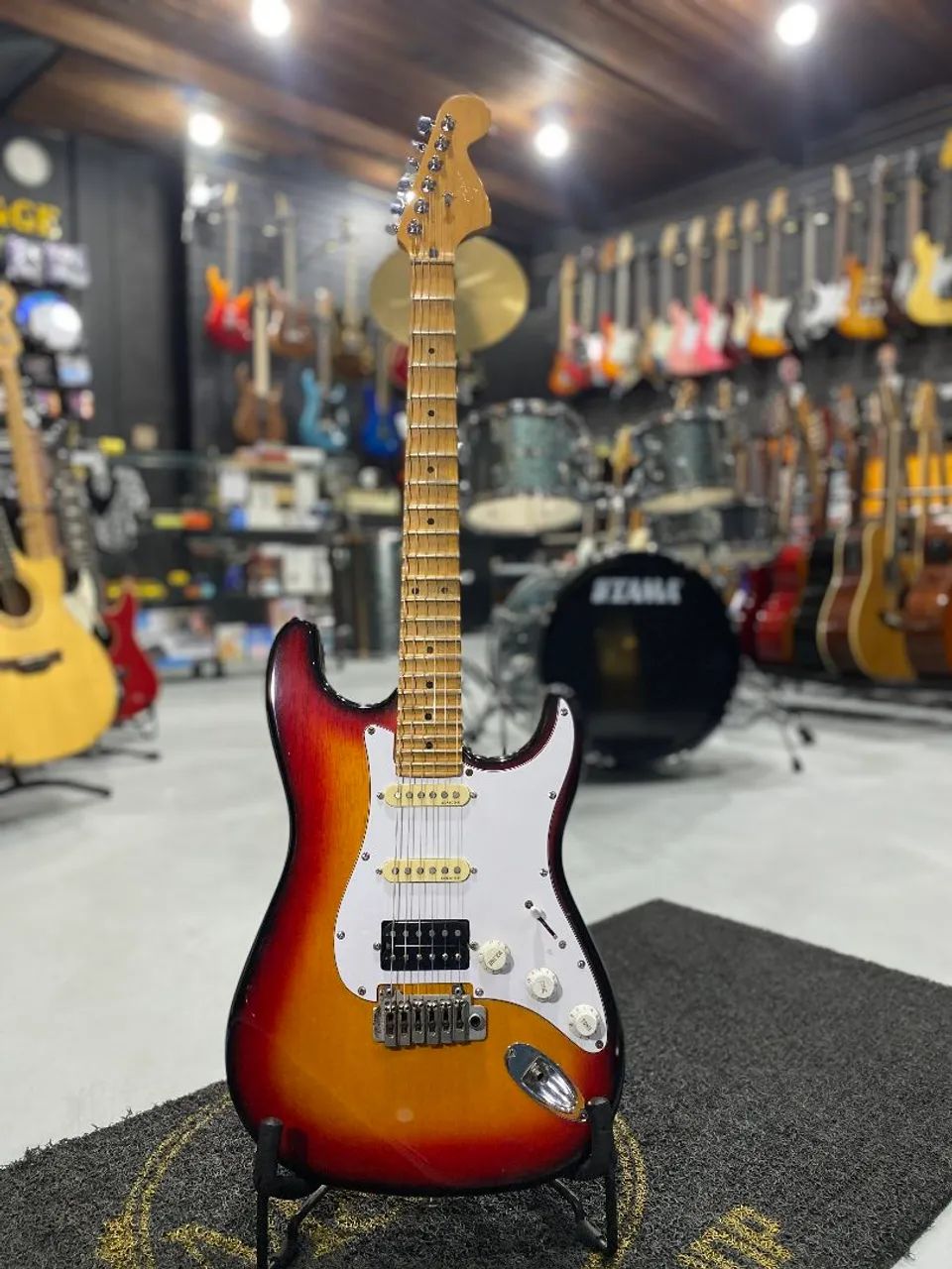 Guitarra Tagíma T635 escalopada
