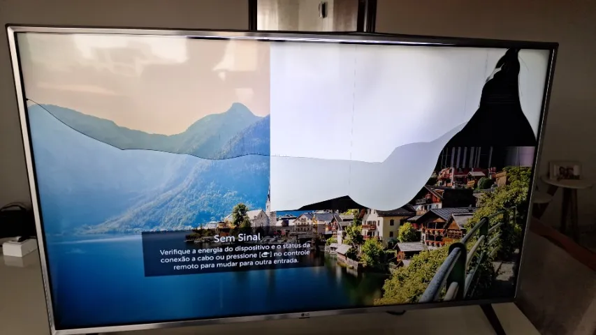 TV LG 50 polegadas com tela quebrada mas o restante funcionando