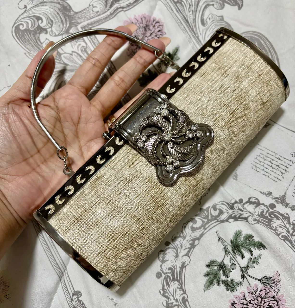Bolsa Clutch com alça e acabamento trabalhado em metal