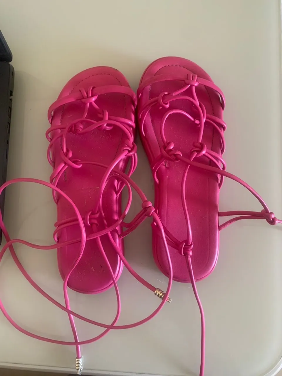 Sandália rasteirinha rosa com tiras
