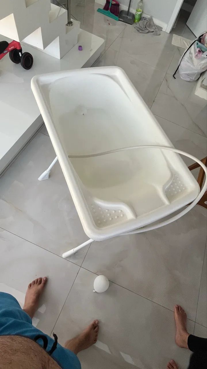 Vendo banheira , berço quartier , poltrona e esterilizador 
