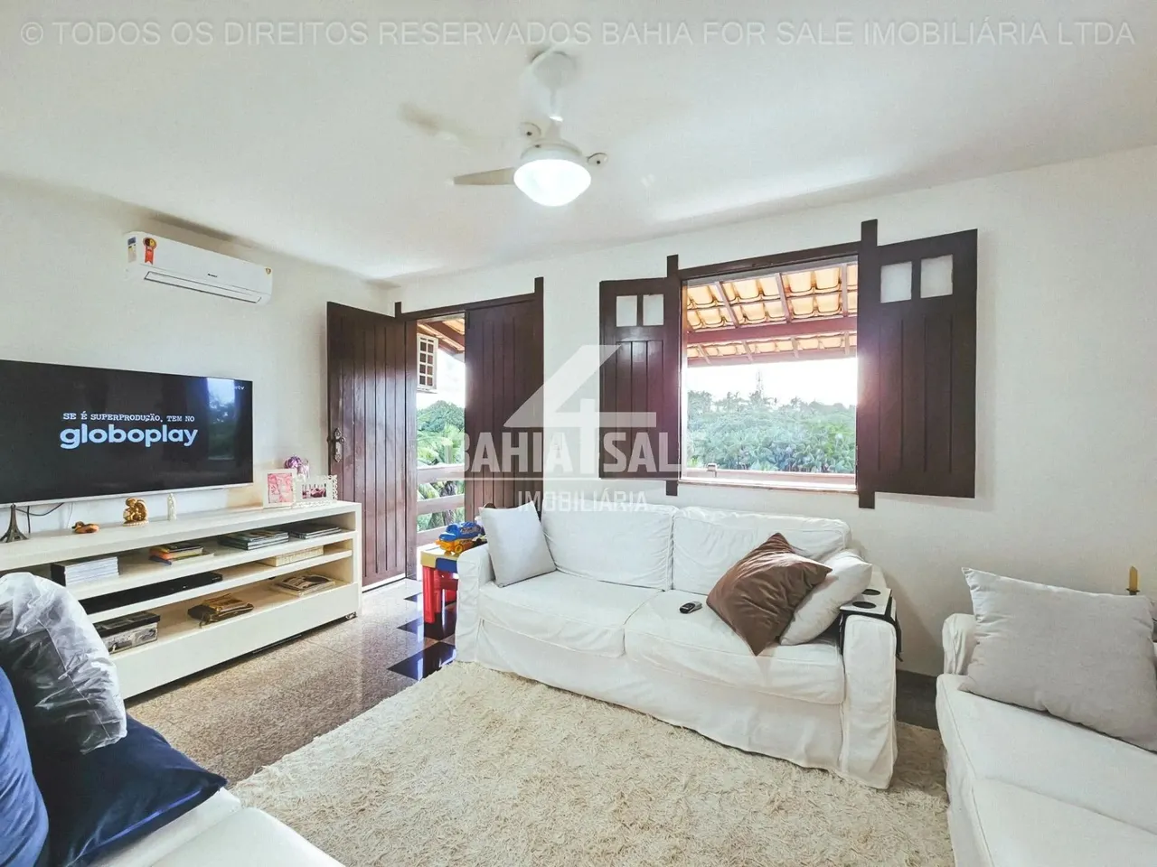 Casa no Recreio do Ipiranga: 5 Suítes, Piscina, Campo e Energia Solar em 356m²!