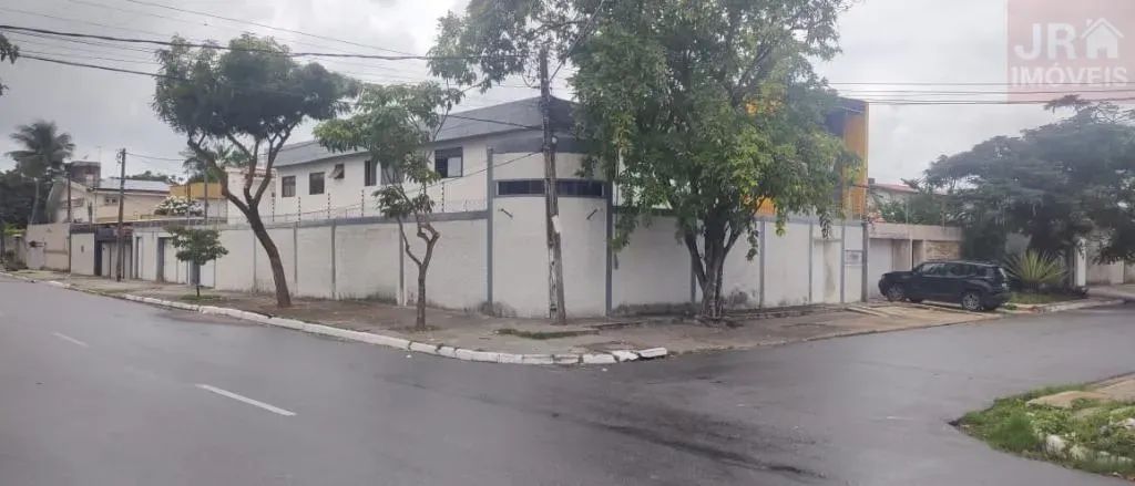 Imóvel para aluguel possui 400 metros quadrados com 14 quartos