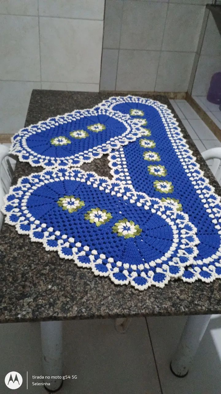 Kit passadeira e tapetes de crochê zul e branco  - Foto 2