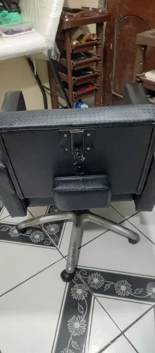 Cadeira Giratória Preta de Couro - Foto 2