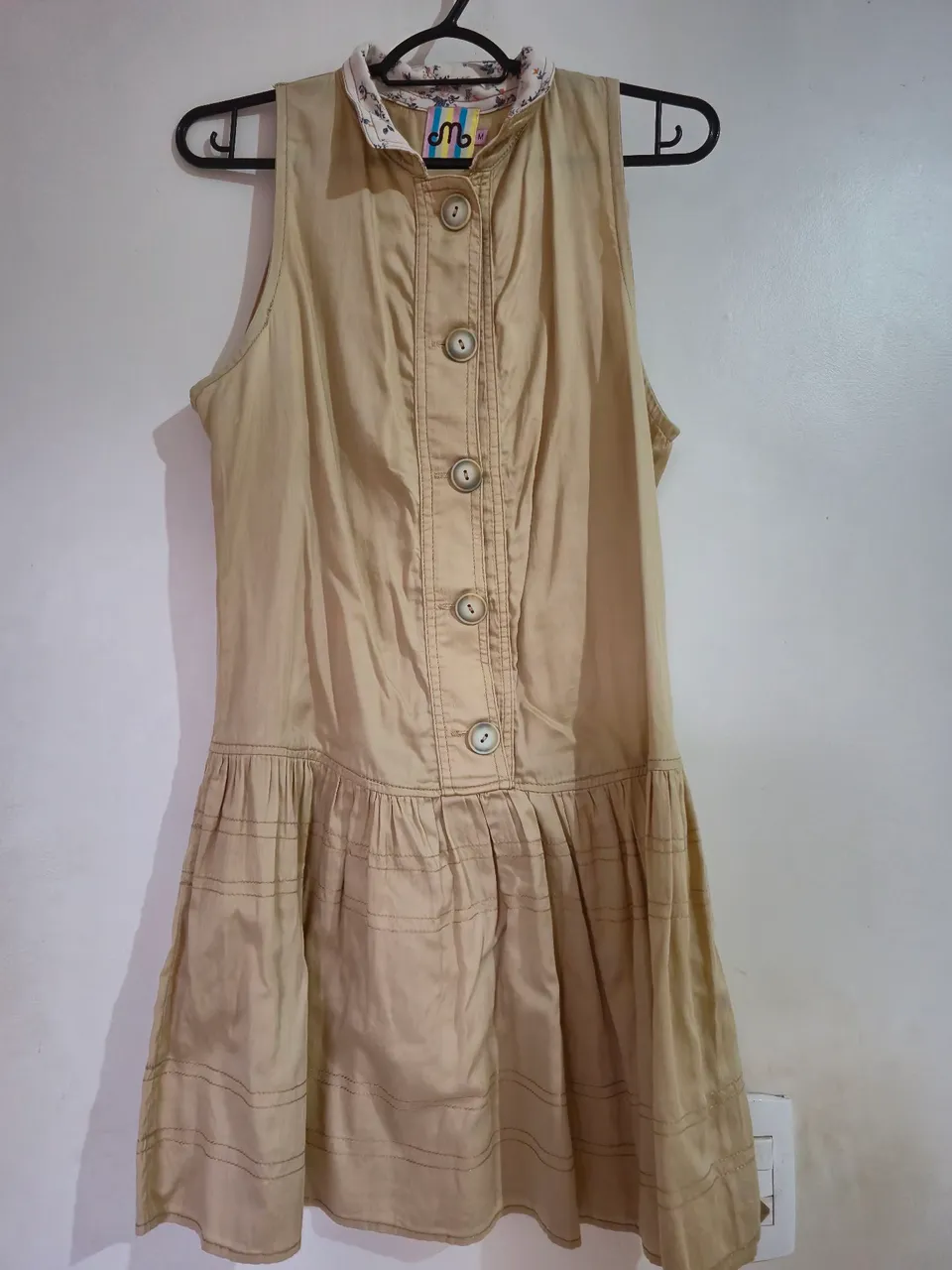 Vestido feminino dourado com botões