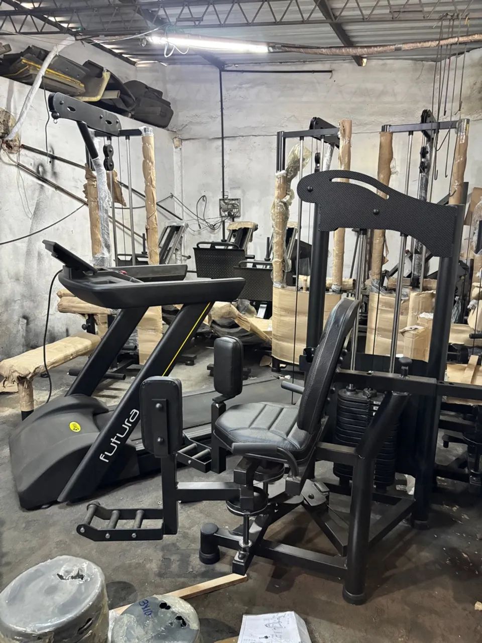 Academia completa com equipamentos de musculação e esteira - Foto 3