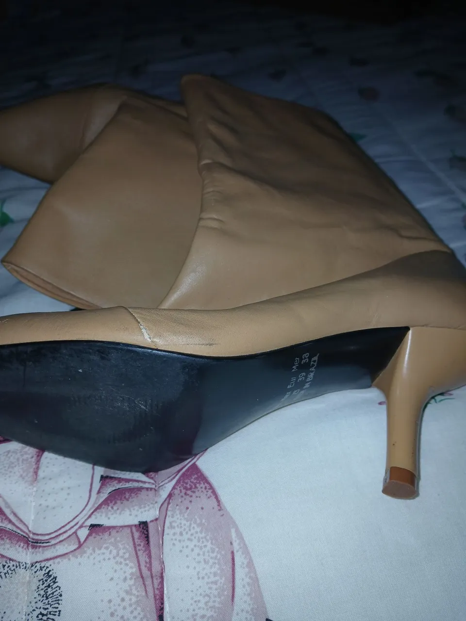 Bota de couro cano longo beje no 37