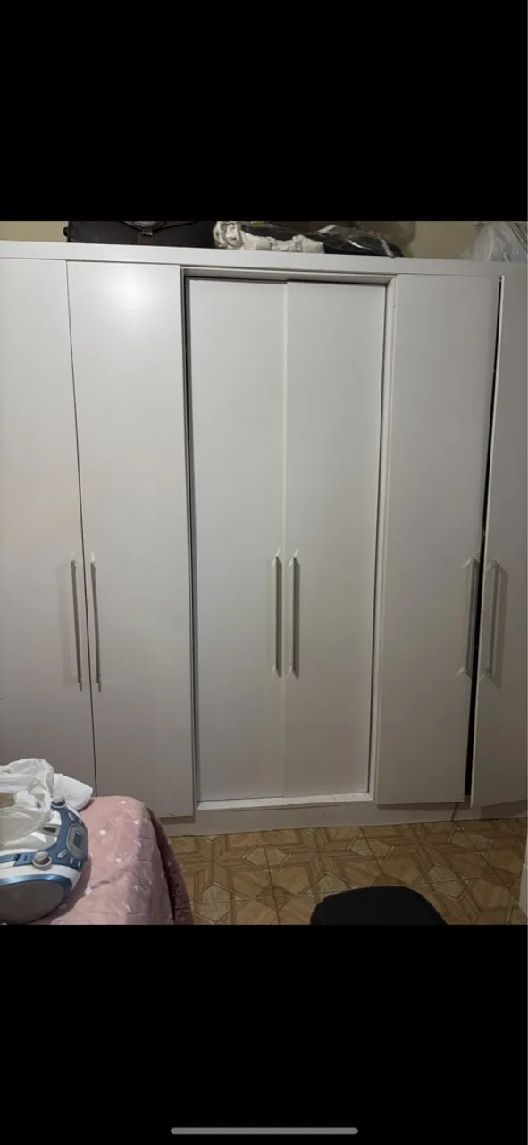 Vendo guarda roupa 6 portas, está sem as gavetas e com um detalhe na parte de baixo