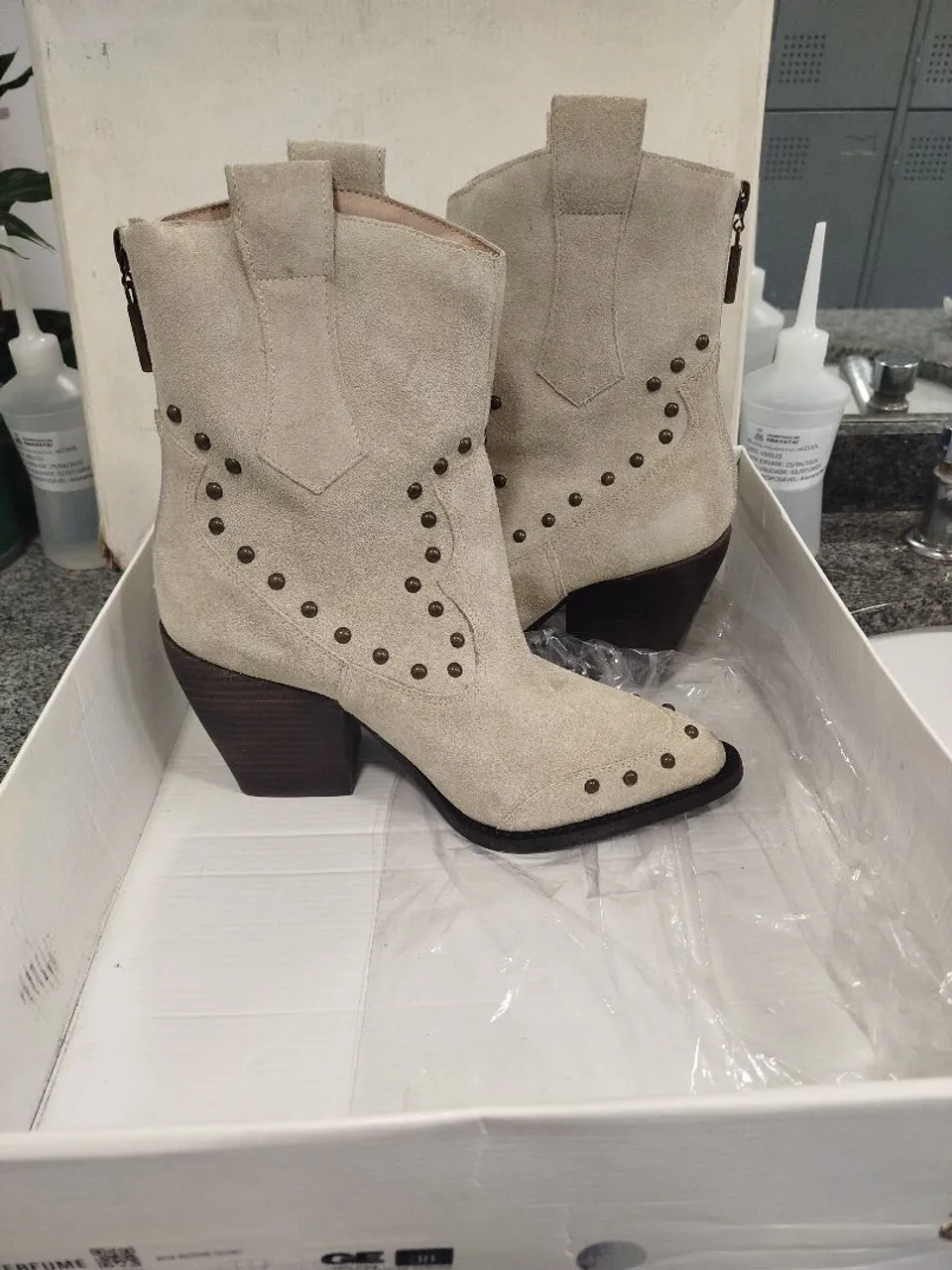 Bota Country Bege com Detalhes