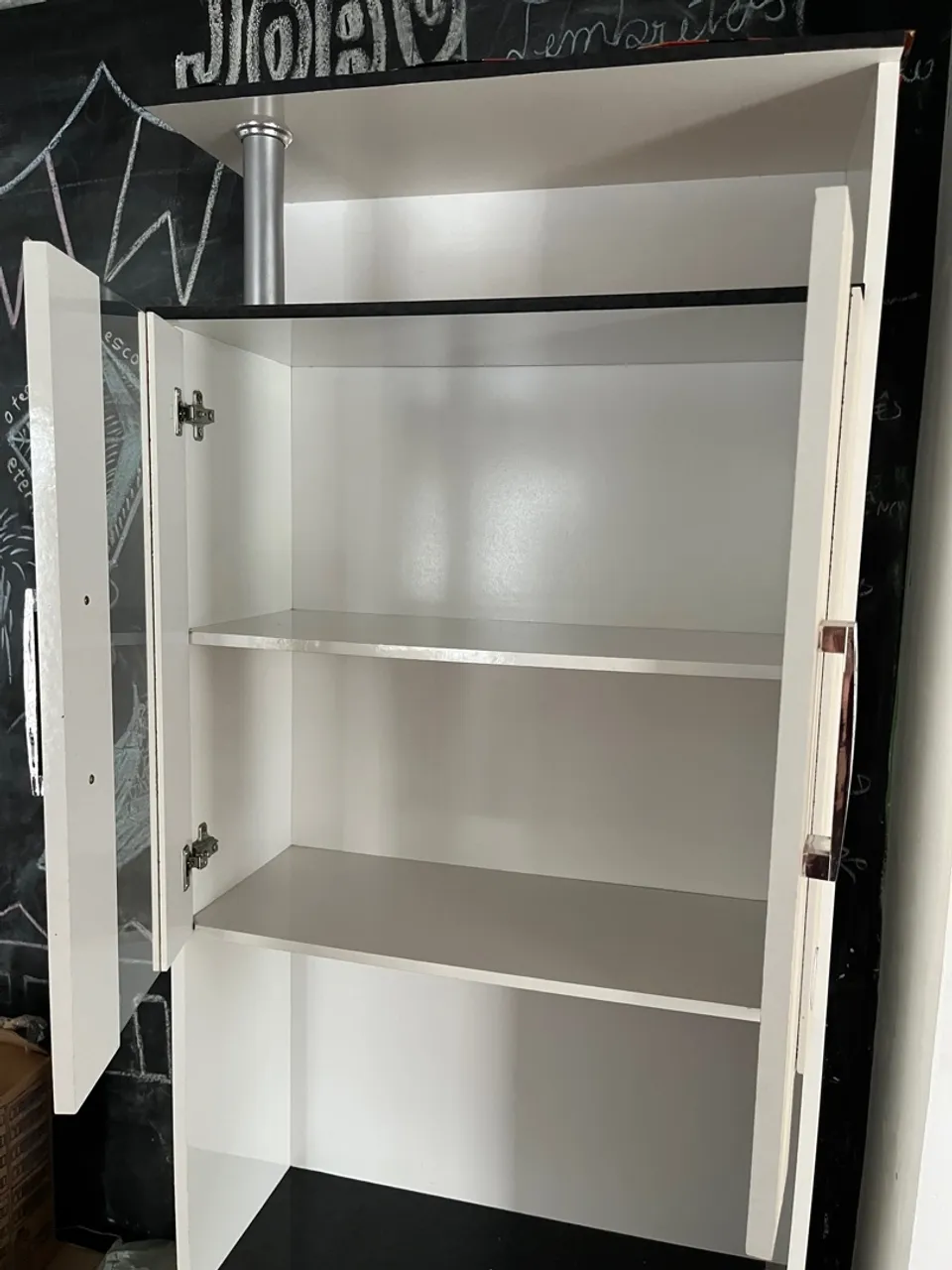 Armário multiuso branco com prateleiras