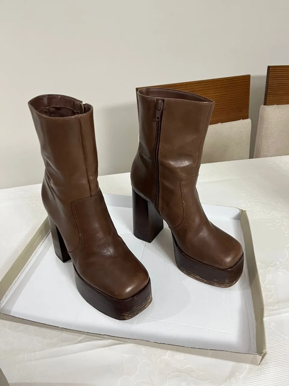 Bota plataforma marrom