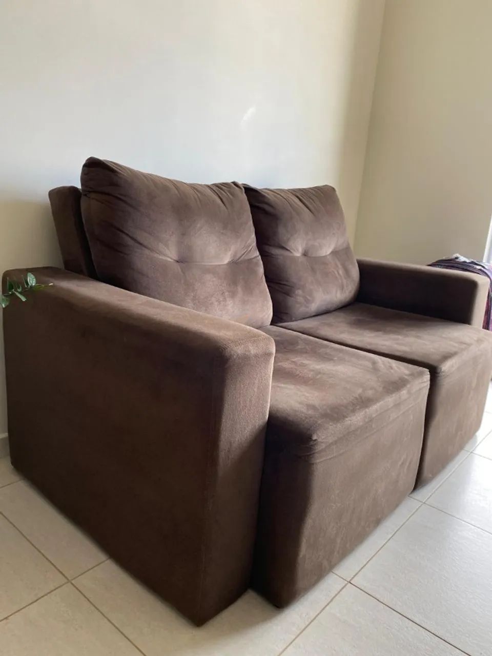 Sofá de 2 lugares, tecido suede na cor marrom