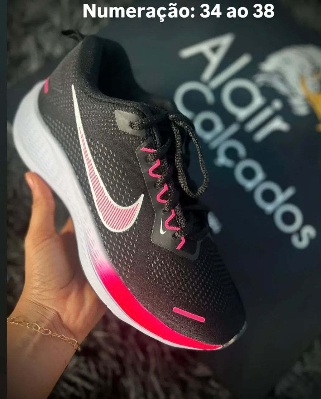 Tênis Nike Feminino Preto com Detalhes em Rosa - Numeração 34 ao 38