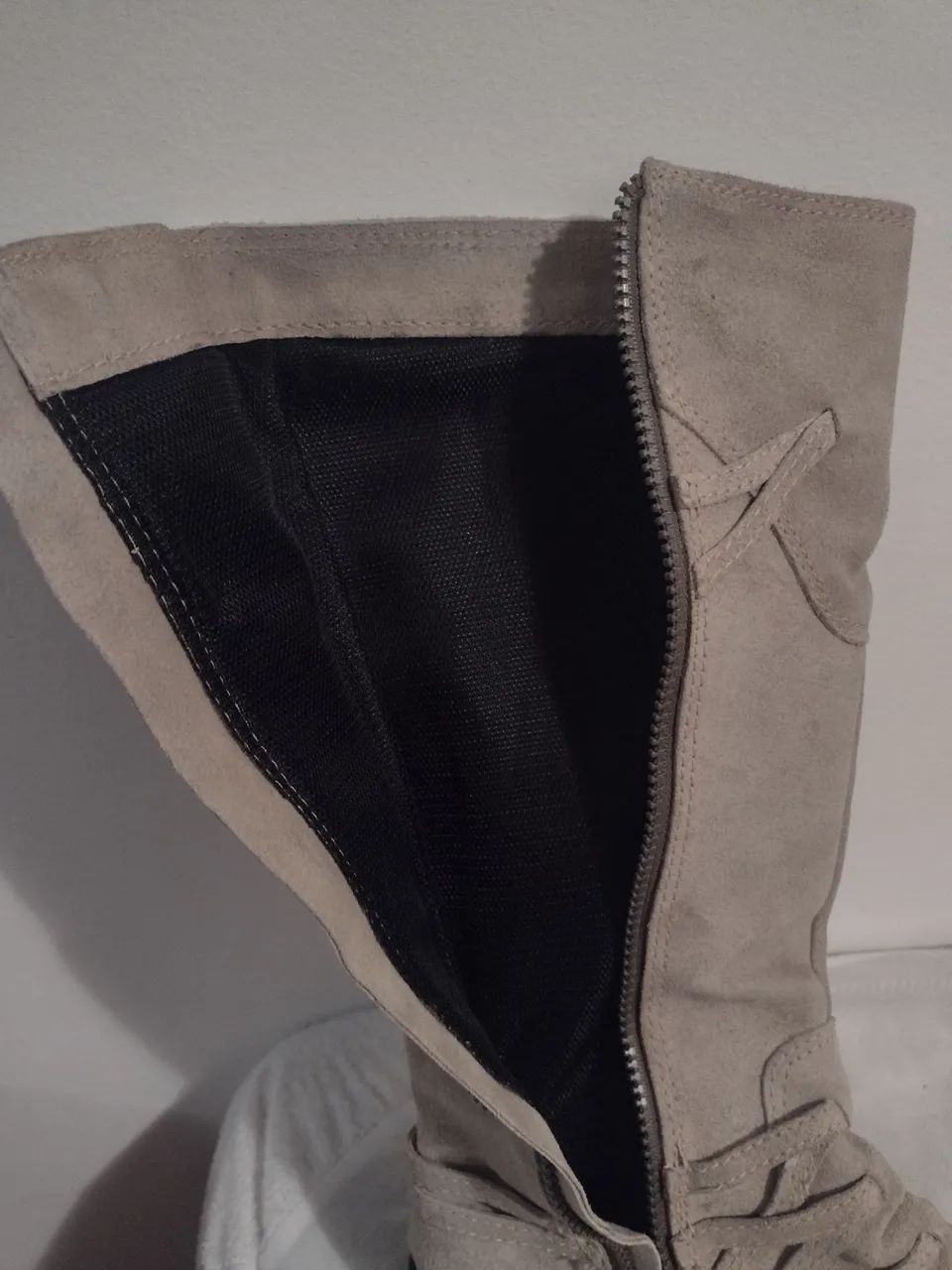 Botas Feminina em couro Bege - Conforto e Estilo - Foto 4