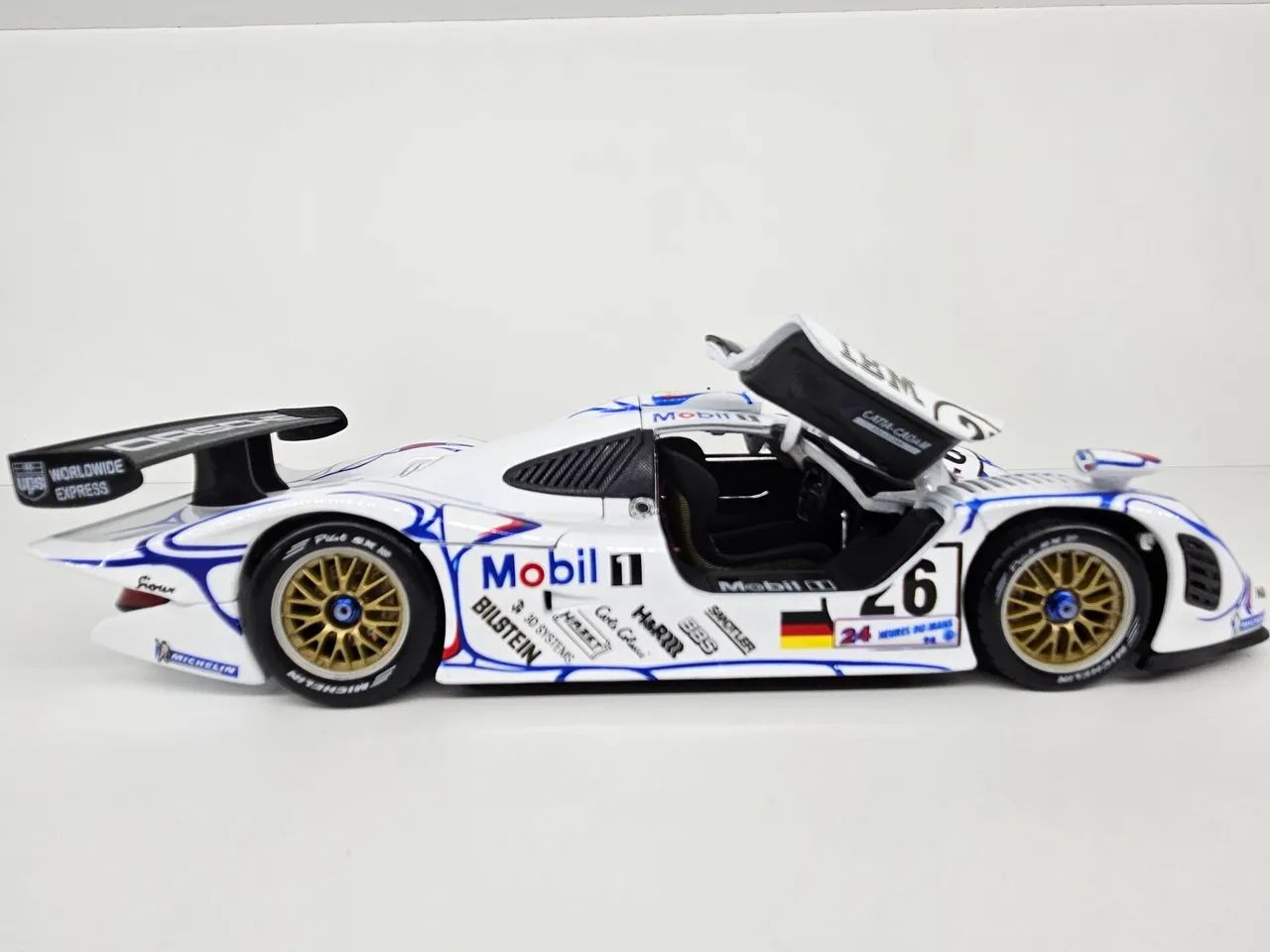 ポルシェ 911 GT1 Winner Le Mans 1998 Porsche 911 GT1 1/18 Maisto - Le Mans Winner 1998 - Antiguidades
