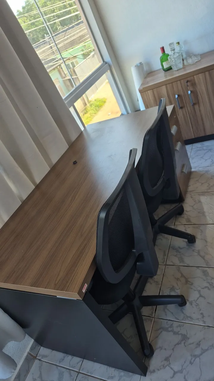 Mesa de escritório com cadeiras