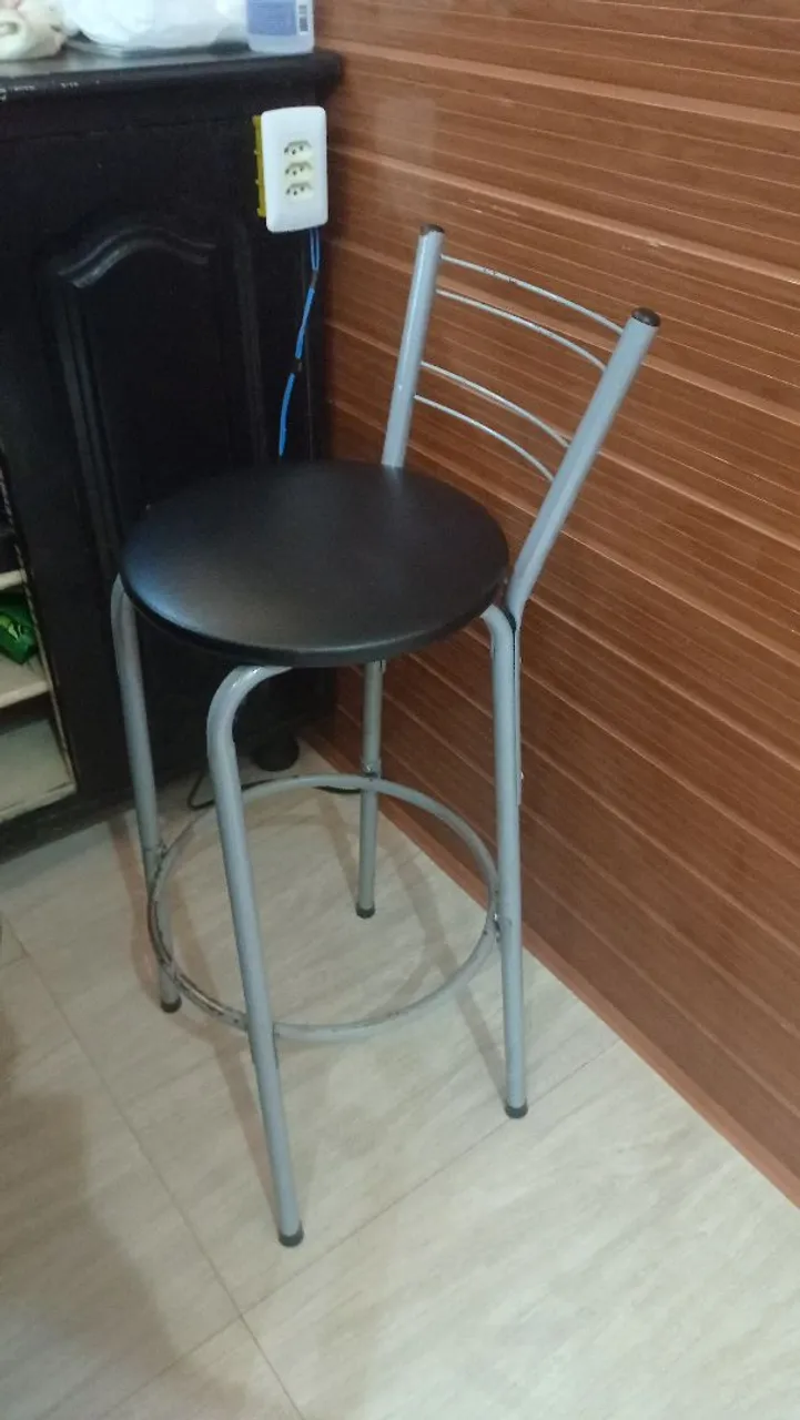 Banqueta com assento preto e estrutura metálica
