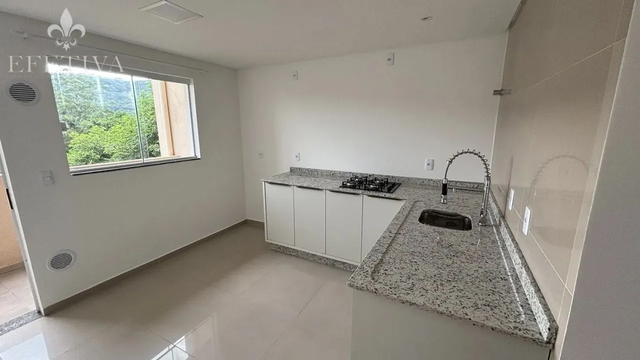 Excelente sobrado com 2 suites para locação no bairro Tribess