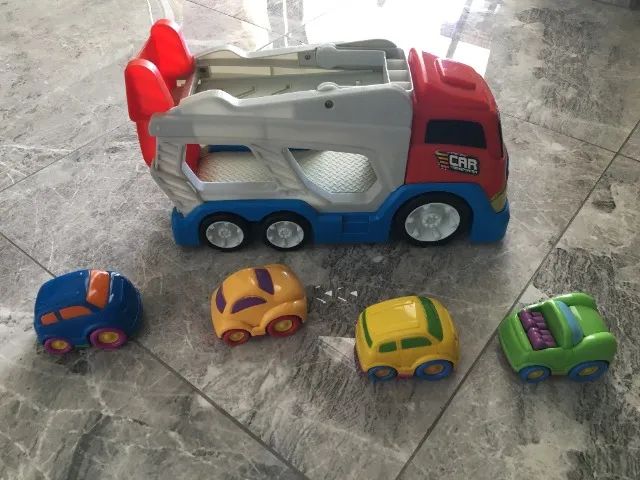 Caminhão com Carrinhos de Brinquedo