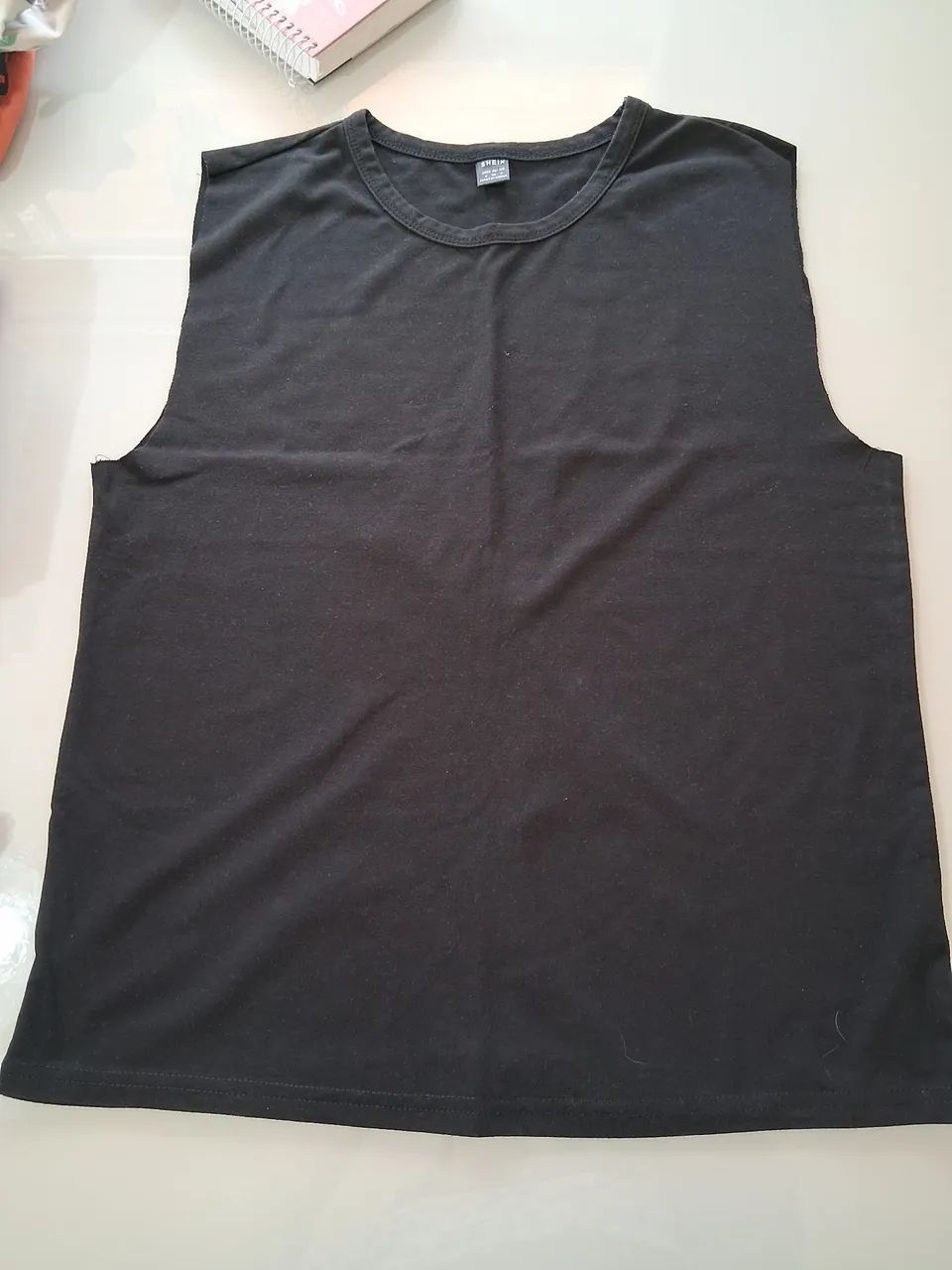 Camiseta (M)   preta s/ manga  Shein  - Foto 4