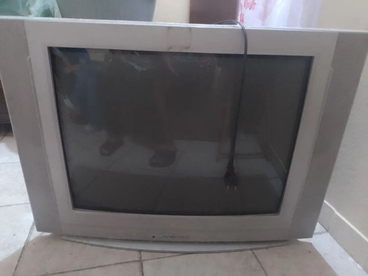 Televisão antiga funcionando 