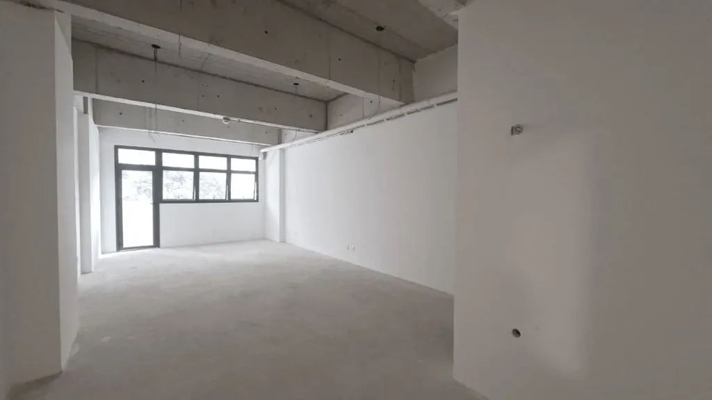 Sala comercial de 43,97 m² com banheiro, varanda e vagas rotativas no Edifício Quadria  Ja - Foto 2