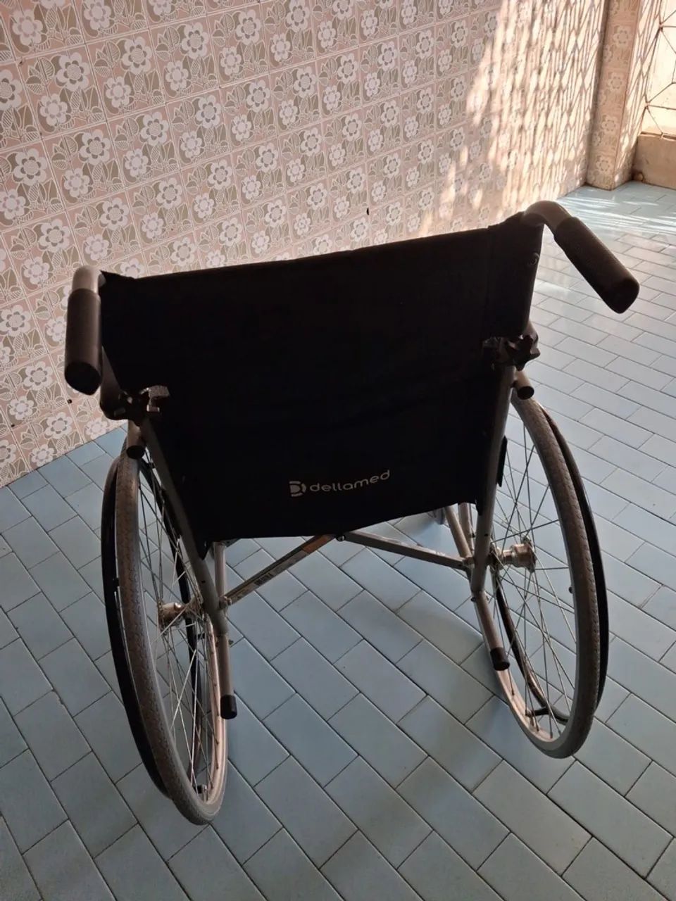 Vendo Cadeira de rodas nova  - Foto 2
