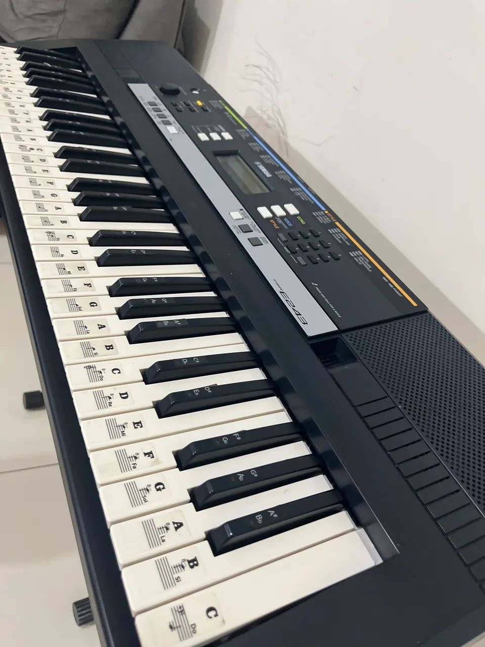 Teclado YAMAHA PSR E243 (TEM ENTRADA MID) - Foto 2
