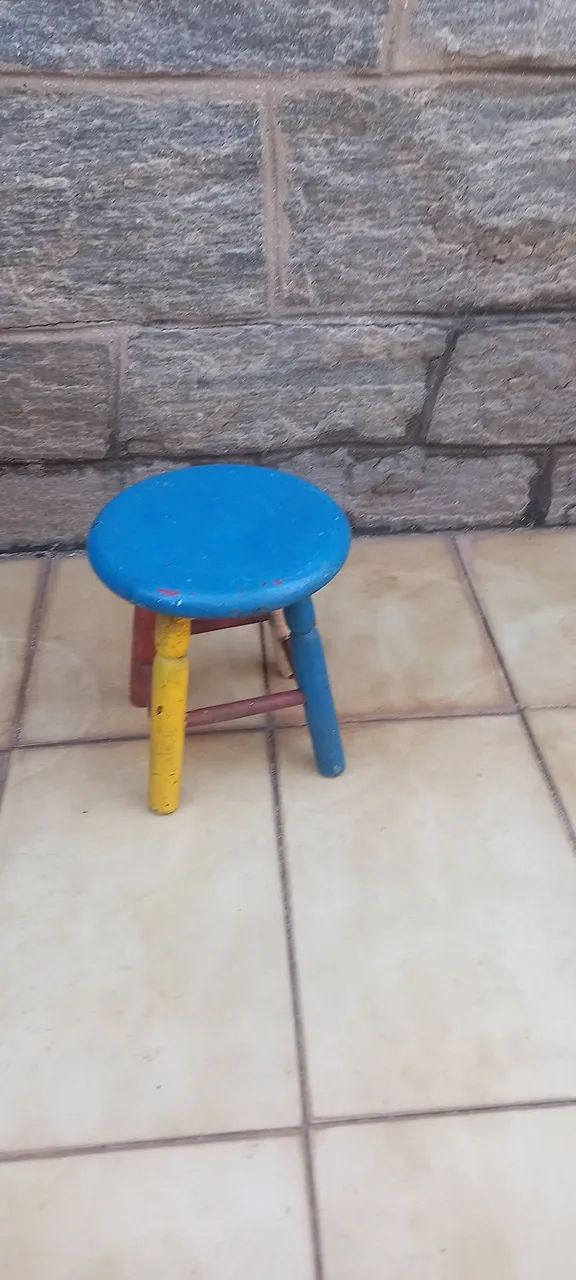 Vendo banquete de madeira pequeno 