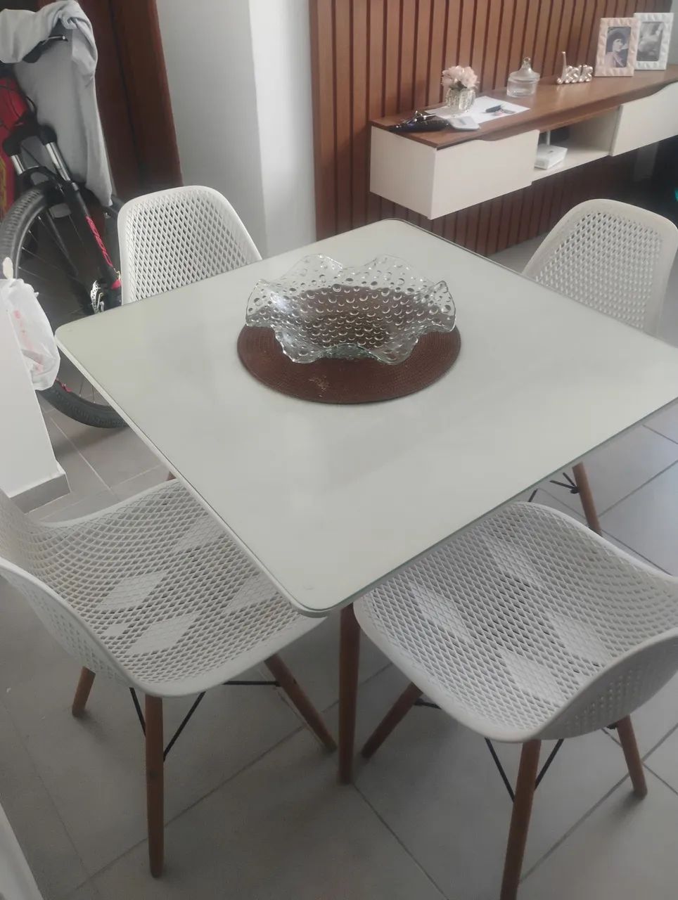 Mesa com 4 cadeiras e o tampo de vidro  - Foto 2