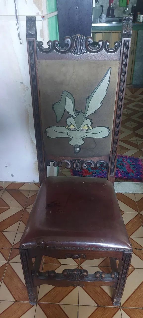Cadeira antiga customizada 