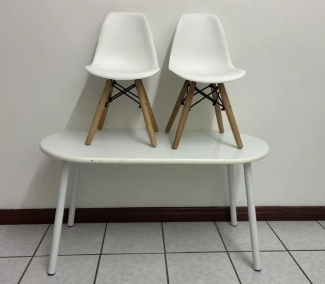 Mesa Infantil Branca com 2 cadeiras Charles Eames Eiffel