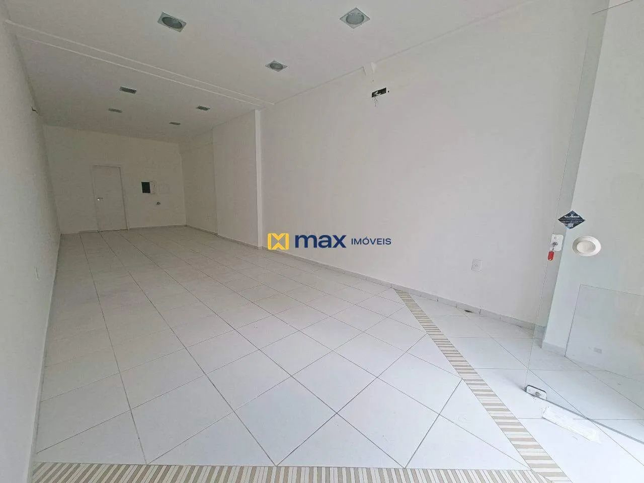 Sala comercial para alugar no Edifício Isadora Cristina, no Centro de Balneário Camboriú - Foto 2