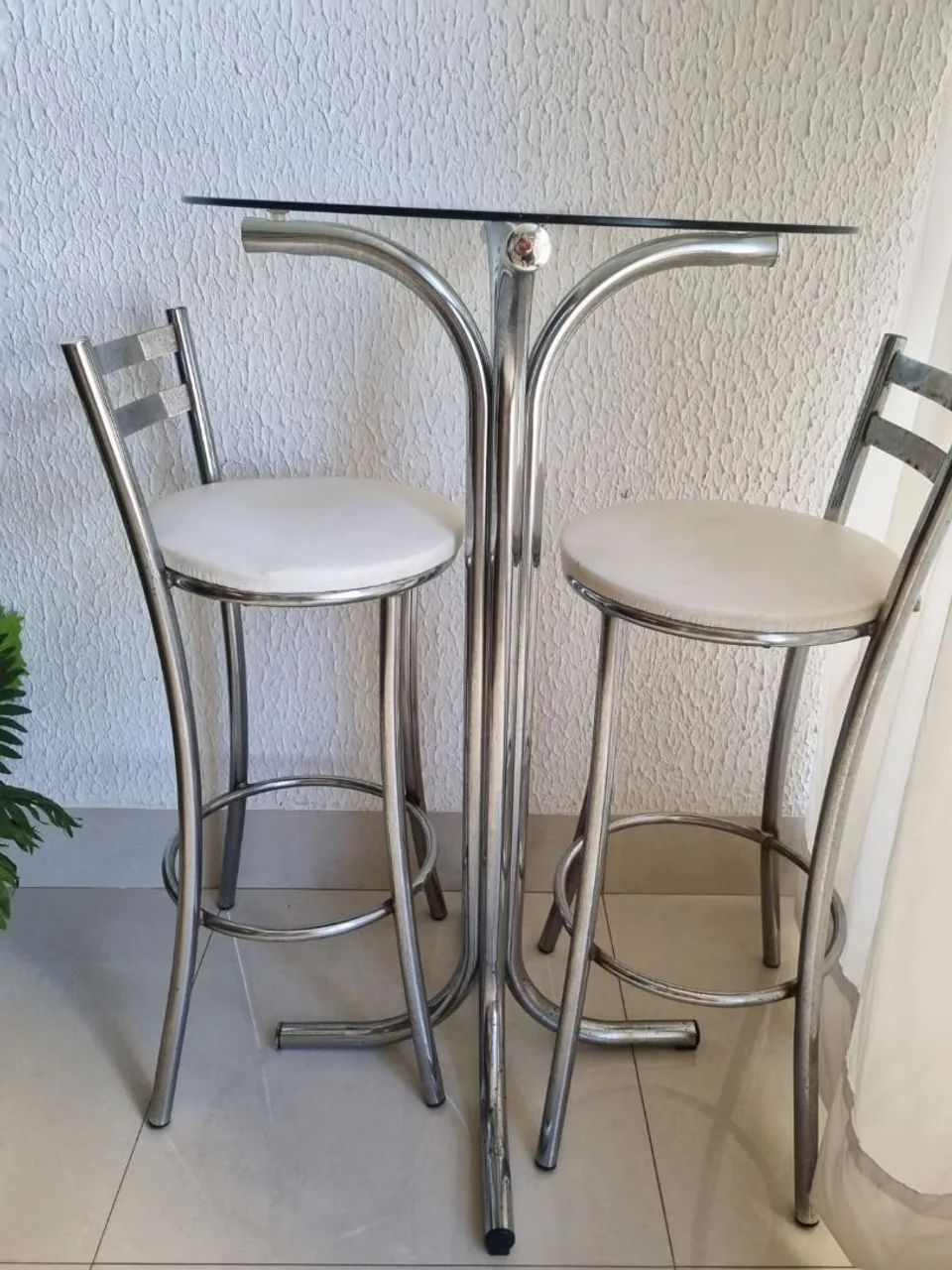 Vendo Conjunto de mesa com 2 cadeiras. - Foto 2