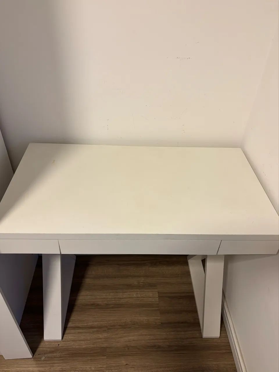 Mesa escrivaninha com gaveta central