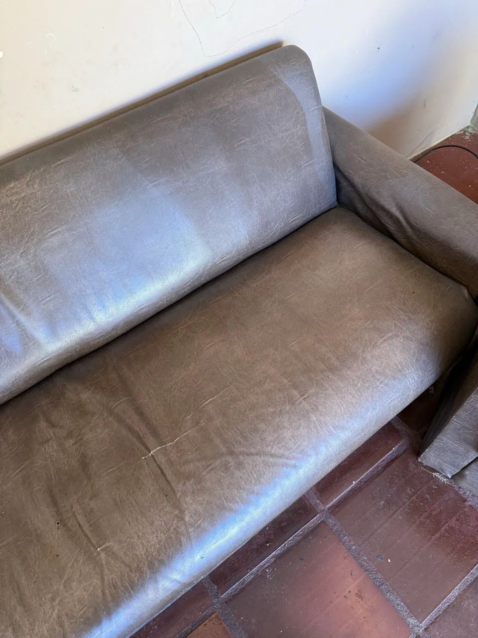 Conjunto Sofá 3 Lugares + 2 Poltronas em Courino Marrom - Foto 4