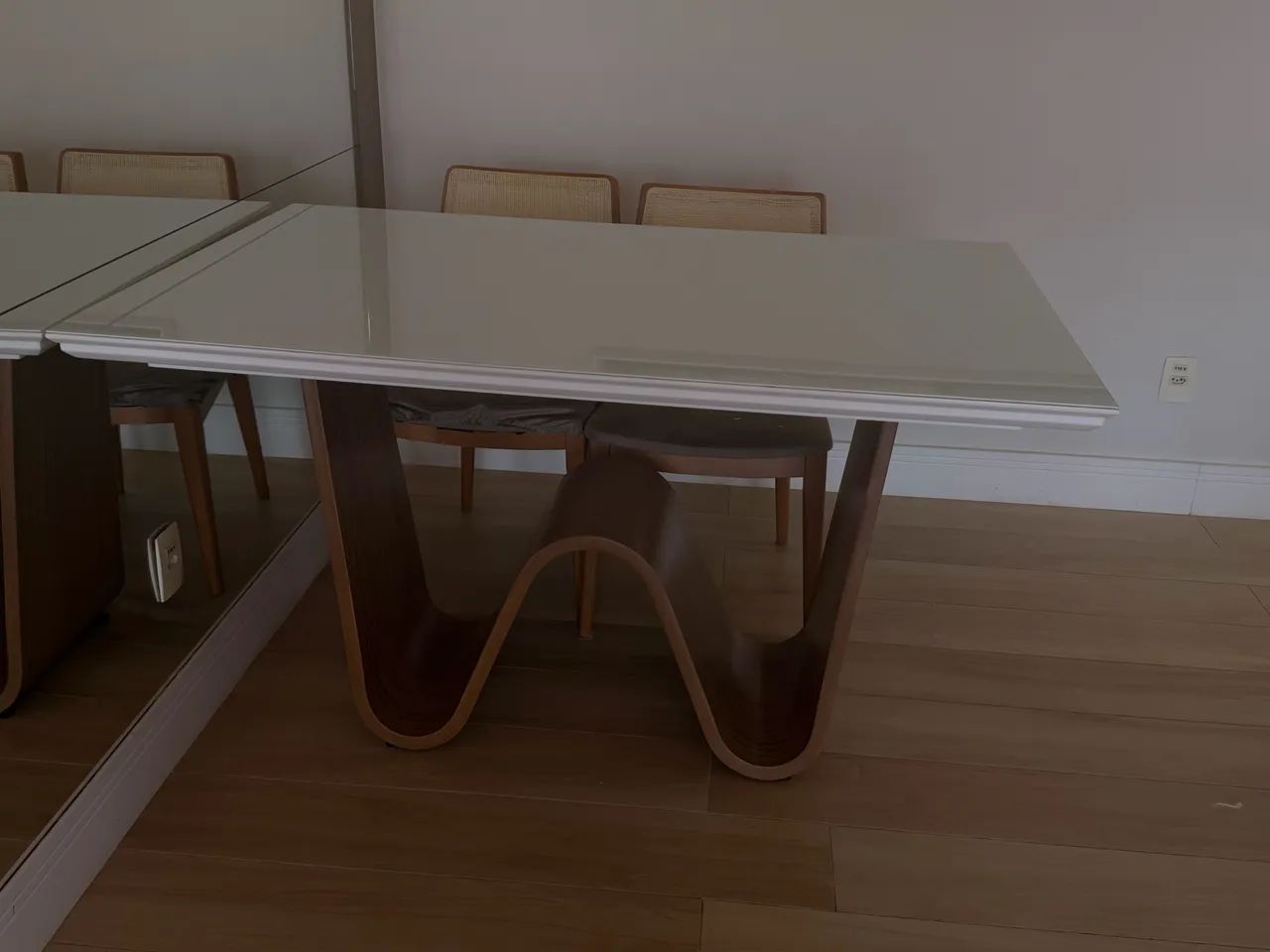 Mesa de madeira multilaminada com vidro laqueado branco artefacto  - Foto 4