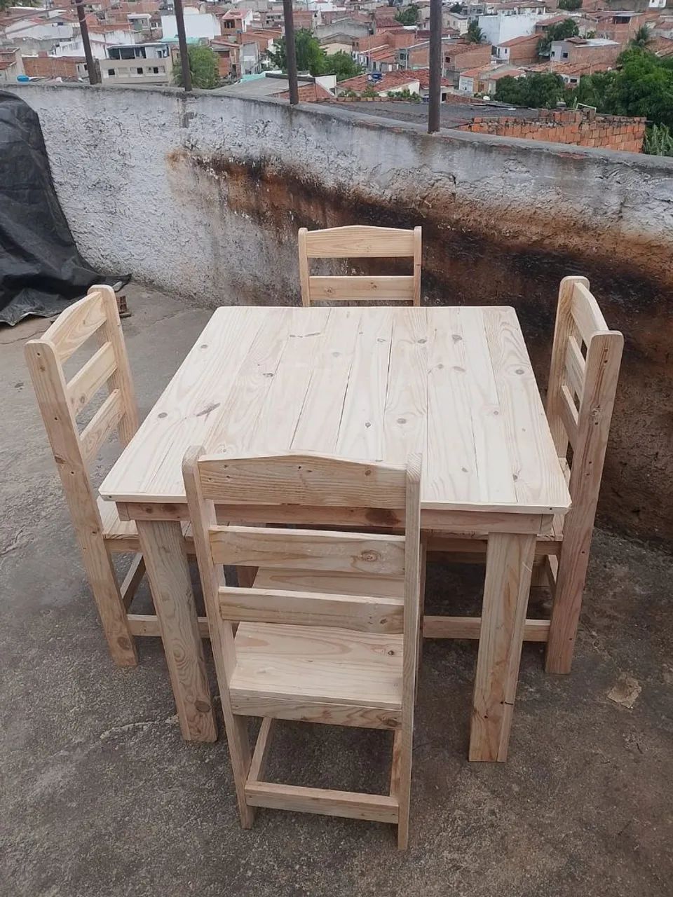 Mesa e cadeiras  de paletes - Foto 2