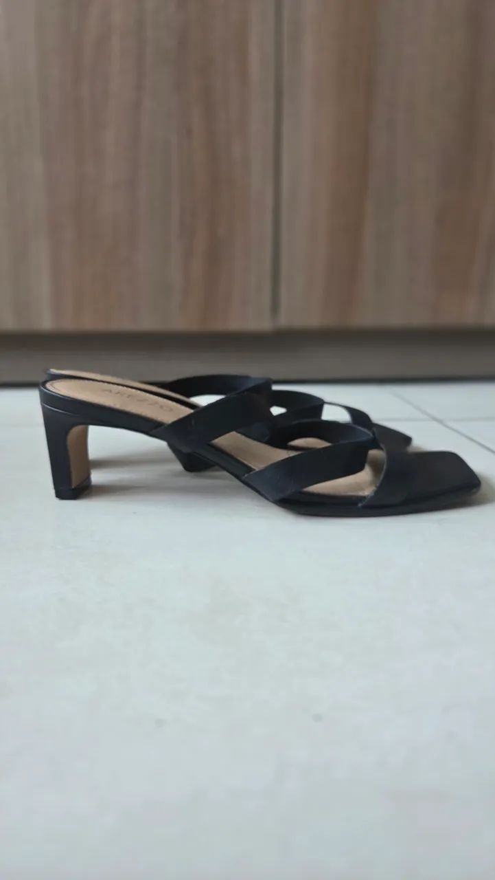 Sandália Arezzo preta, em couro - tam 38 - Foto 2