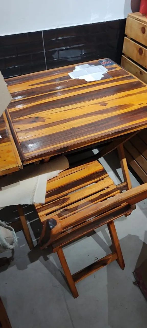 Mesa com 4 cadeiras (Madeira) - impecável - Foto 3