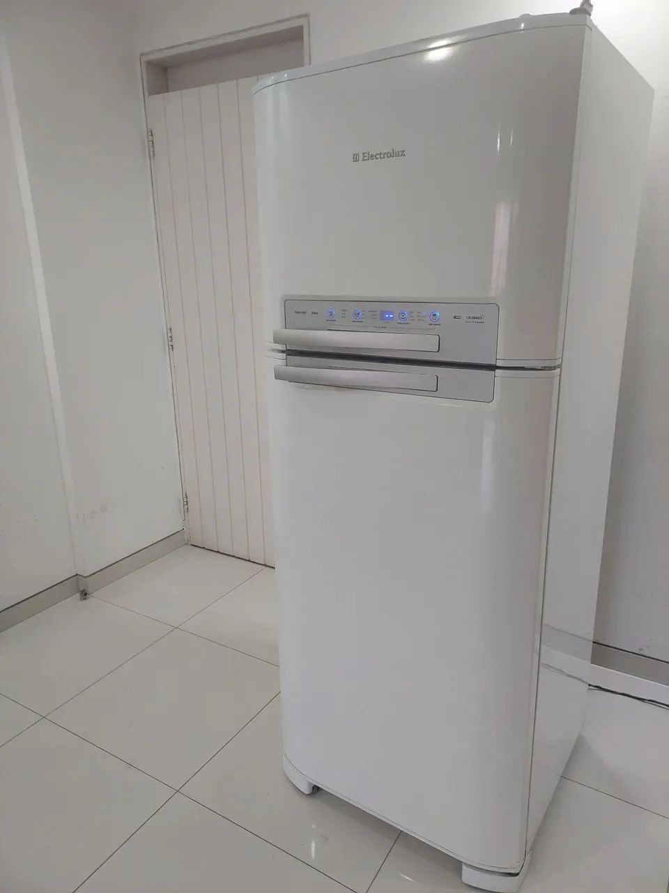 Geladeira eletrolux frost free 409 litros bem conservada 