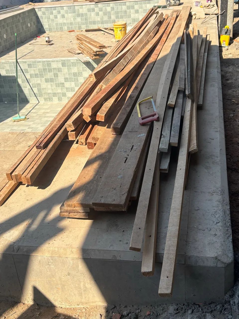 Venda de compensado de 40cm e 50m e caibros  - Foto 2