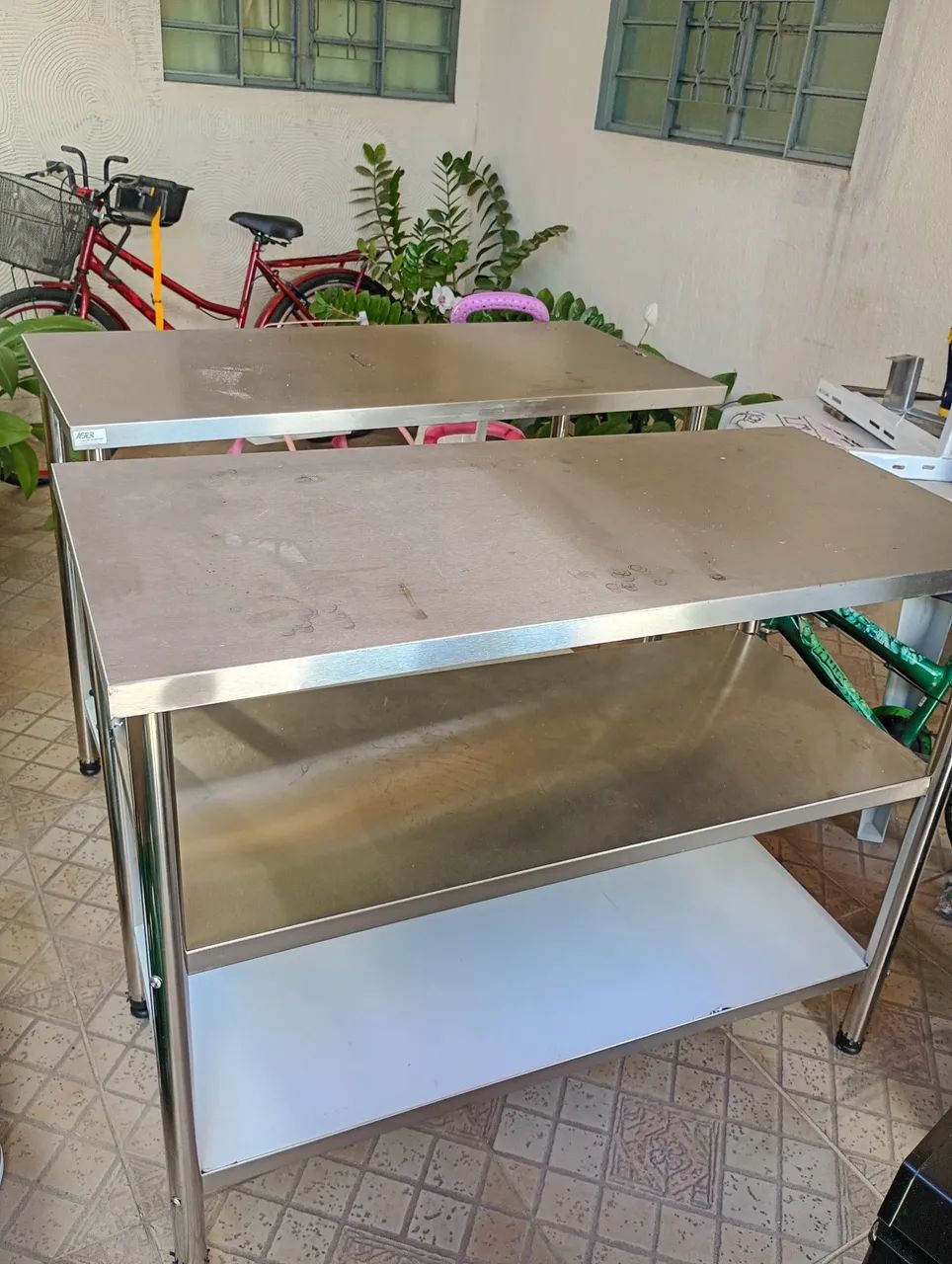 Mesa bancada de alumínio 1.10 x 0.50 com duas prateleiras.